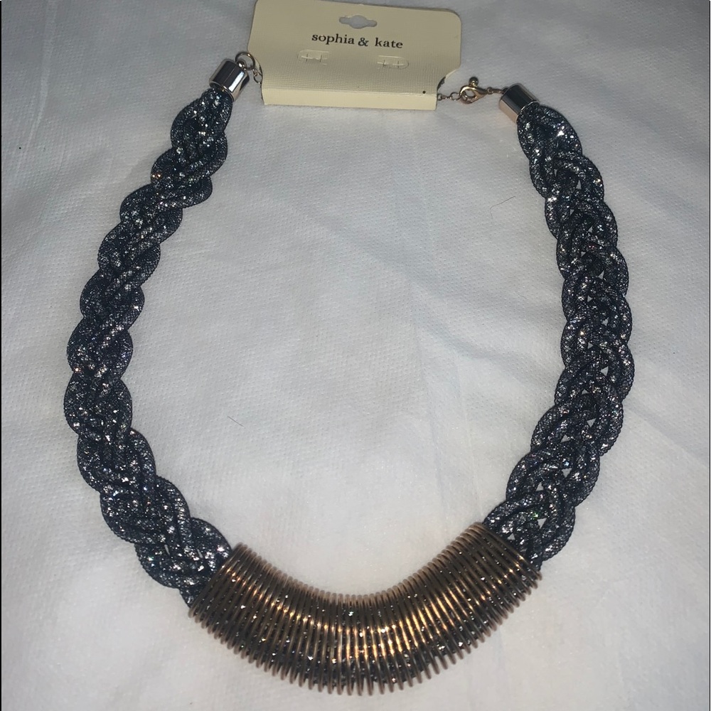 STATEMENT NECKLACE
